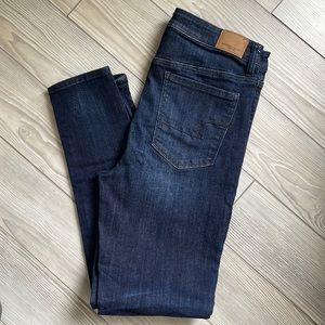 Woman’s American Eagle blue jeans
